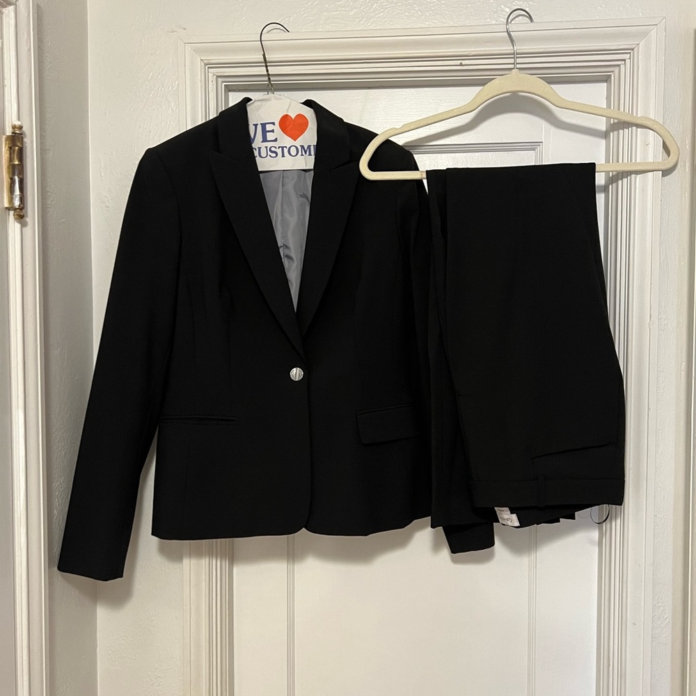 Calvin Klein 2pc Women’s Suit Black size 6/4